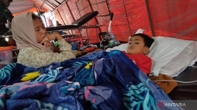Seorang korban selamat setelah 3 hari tertimbun reruntuhan, Azka (4), menjalani perawatan di RSUD Cianjur, Kabupaten Cianjur, Jawa Barat, Rabu (23/11/2022). [ANTARA/Bagus Ahmad Rizaldi]