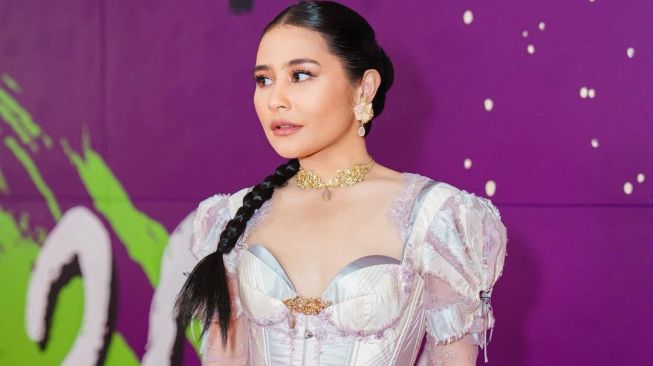 Dibilang Mirip Kylie Jenner, Prilly Latuconsina Pakai Perhiasan Seharga Nyaris 6 Kali UMR Jakarta di Red Carpet FFI 2022