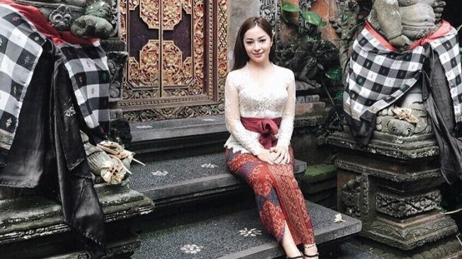 Gaya Nikita Willy Pakai Kebaya (instagram/@nikitawillyofficial94)