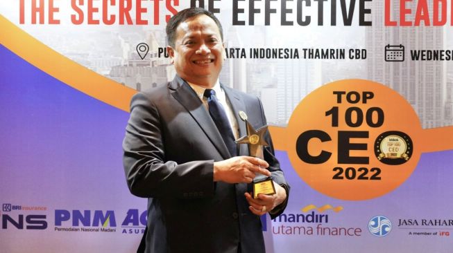 Direktur Utama PT PNM, Arief Mulyadi Raih Penghargaan Award CEO of the Year