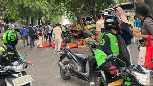 Sebuah truk menabrak tujuh motor dan mengakibatkan tiga orang luka di Jalan Gandaria, Kebayoran Baru, Jakarta Selatan, Rabu (23/11/2022). [Dok. Istimewa]