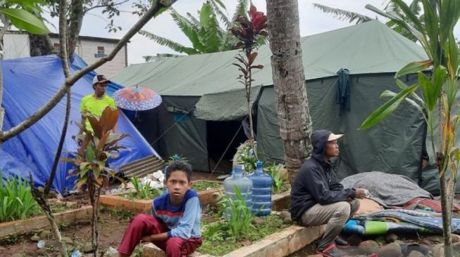 Rumah Luluh Lantak, Warga Kampung Rawa Cina Cianjur Dirikan Tenda Pengungsian di Kuburan