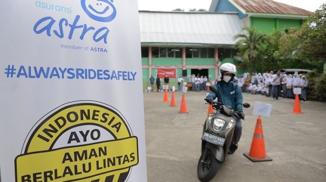 Kegiatan safety riding di SMKN 7 Makassar yang diharapkan dapat mendorong para murid untuk berkendara dengan aman di jalan raya [Asuransi Astra]