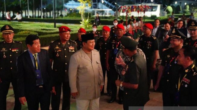 Menhan Prabowo Mendapat Pekik Salam Komando dari Kopassus Kamboja