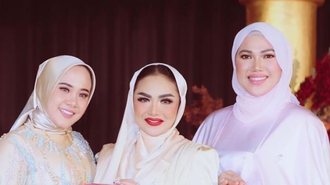 Potret Krisdayanti Berhijab saat Berkunjung ke Aceh (Instagram/@krisdayantilemos)