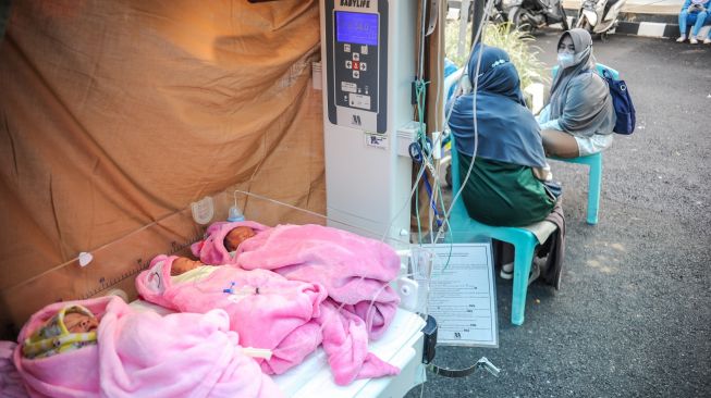 Inkubator yang berisi bayi baru lahir yang di evakuasi ke parkiran kendaraan di RSUD Sayang, Kabupaten Cianjur, Jawa Barat, Rabu (23/11/2022). [ANTARA FOTO/Raisan Al Farisi/foc].