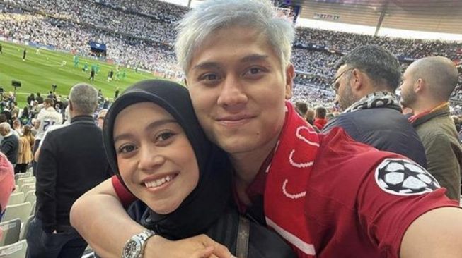 Artis Wanita Penggila Bola (Instagram/@rizkybillar)