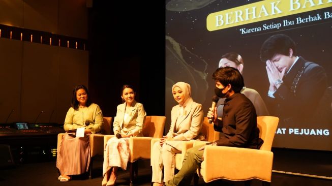 Atta Halilintar, Aurel Hermansyah dan Mom Uung di acara rilis lagu "Berhak Bahagia" di kawasan Senayan, Jakarta Pusat, Selasa (23/11/2022). [dokumentasi pribadi]