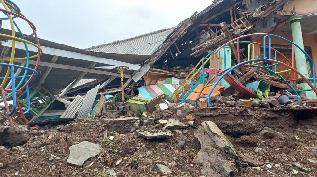 Salah satu rumah warga yang luluh lantah akibat gempa bumi di Cianjur, Jawa Barat. [Suara.com/Faqih]