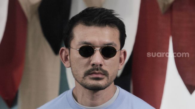 Anaknya Sudah Gemar Baca Buku Politik dan Ekonomi di Usia 8 Tahun, Rio Dewanto: Gue Juga Bingung