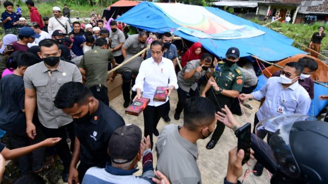 Presiden Jokowi di lokasi pengungsian korban gempa Cianjur (Twitter/@setkabgoid)