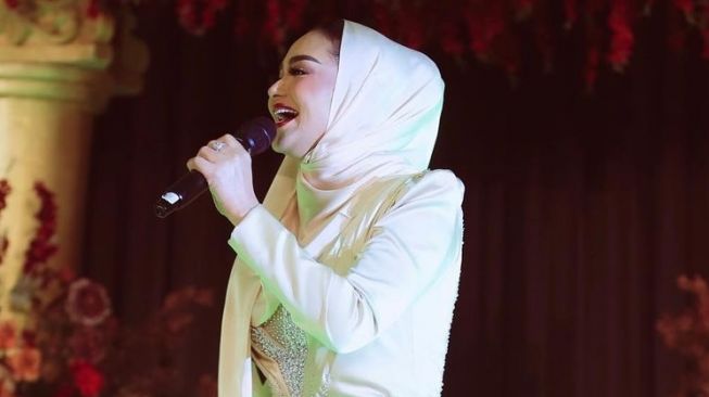 Potret Krisdayanti Berhijab saat Berkunjung ke Aceh (Instagram/@krisdayantilemos)