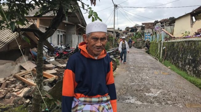 Hanya Bisa Memejamkan Mata Sembari Lantunkan Ayat Suci Al Quran, Abah Mamun Selamat dari Reruntuhan Surau saat Gempa