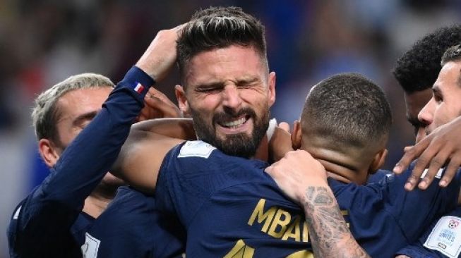 Para pemain timnas Prancis merayakan gol Olivier Giroud (kiri) pada pertandingan sepak bola Grup D Piala Dunia Qatar 2022 antara Prancis dan Australia di Stadion Al-Janoub di Al-Wakrah, selatan Doha pada 22 November, 2022. FRANCK FIFE / AFP