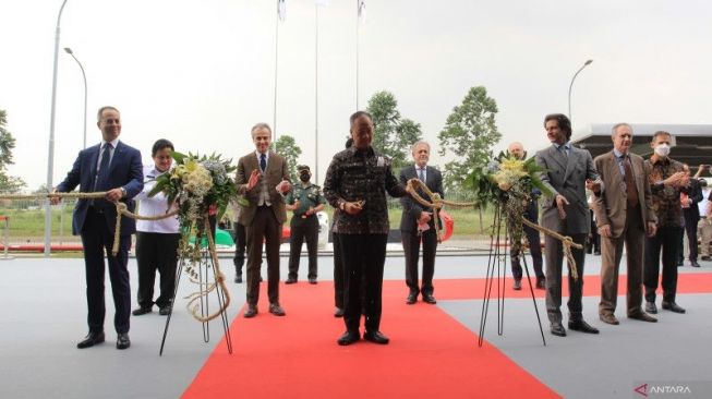 Menteri Perindustrian Republik Indonesia, Agus Gumiwang Kartasasmita bersama dengan petinggi dari PT Piaggio Indonesia resmikan pabrik baru mereka di Cikarang, Jawa Barat, Rabu (23/11/2022). (ANTARA/Chairul Rohman) 