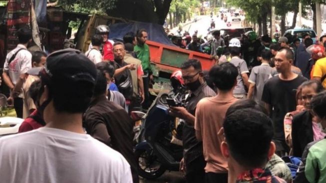 Kronologi Truk Seruduk 7 Motor hingga Ringsek di Gandaria