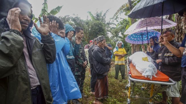 Kerabat dan keluarga mensalatkan jenazah korban gempa bumi saat akan dimakamkan di Desa Sukamulya, Cugenang, Kabupaten Bogor, Jawa Barat, Rabu (23/11/2022). [ANTARA FOTO/Yulius Satria Wijaya/foc].