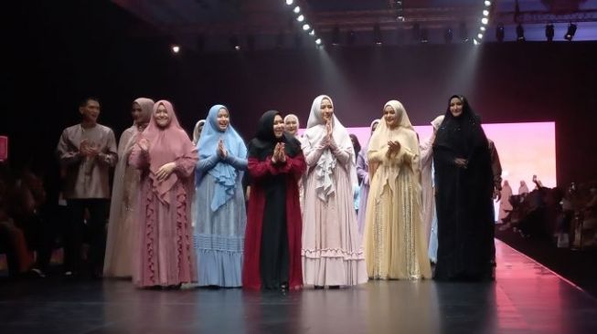 Adu Gaya Aurel Hermansyah vs Angelina Sondakh Pakai Gamis dan Khimar di Runway, Siapa Paling Kece?