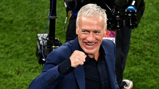 Pelatih Prancis Didier Deschamps merayakan kemenangan skuatnya di akhir pertandingan sepak bola Grup D Piala Dunia 2022 Qatar antara Prancis dan Australia di Stadion Al-Janoub di Al-Wakrah, selatan Doha pada 22 November 2022. Anne-Christine POUJOULAT / AFP 