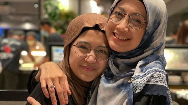  Potret Desy Ratnasari Bareng Nasywa (Instagram/@desyratnasariterdepan)