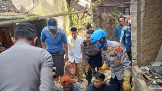 Siswa SPN Polda Jabar Dikerahkan Evakuasi Korban Gempa Cianjur