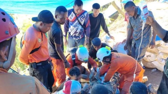 Penambang Emas Tertimbun Longsor di Aceh Dievakuasi