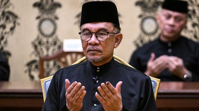 Belum Seminggu, Anwar Ibrahim Sudah Bikin 6 Gebrakan Baru: Tolak Gaji hingga Ogah Naik Mobil Dinas