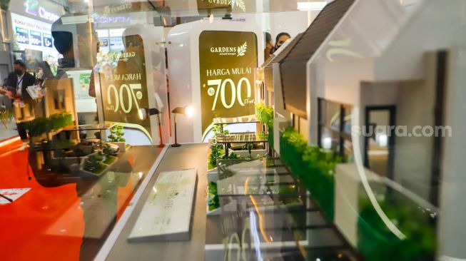 Pengunjung melihat maket rumah pada pameran Indonesia Properti Expo 2022 di JCC Senayan, Jakarta Pusat, Kamis (24/11/2022). [Suara.com/Alfian Winanto]