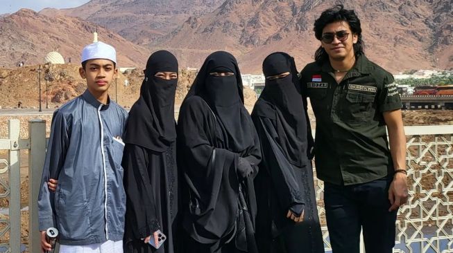 Abidzar Al Ghifari tampil slengean saat umrah bersama Umi Pipik dan ketiga adiknya. [Instagram]