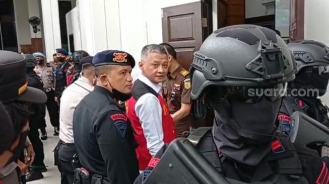 Terdakwa kasus obstruction of justice, Hendra Kurniawan saat tiba di PN Jakarta Selatan. (Suara.com)