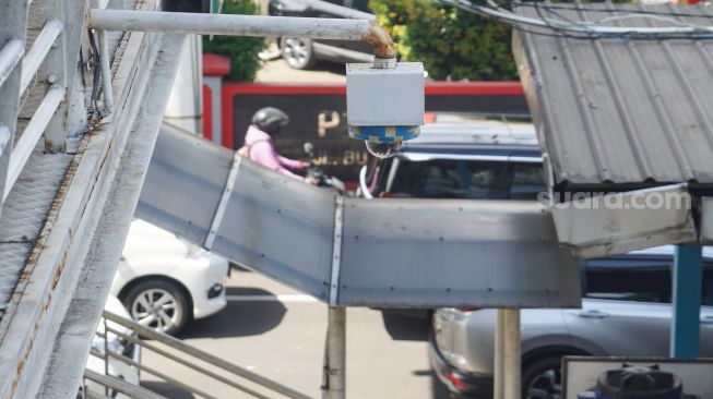 Kamera CCTV terpasang di Jembatan Penyeberangan Orang (JPO) di Kawasan Warung Jati, Jakarta Selatan, Kamis (24/11/2022). [Suara.com/Alfian Winanto]