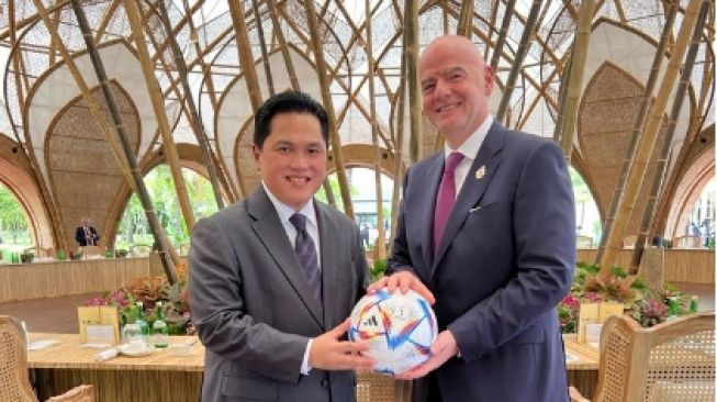 Menteri Badan Usaha Milik Negara (BUMN) Erick Thohir bersama Presiden FIFA Gianni Infantino (Instagram/erickthohir)