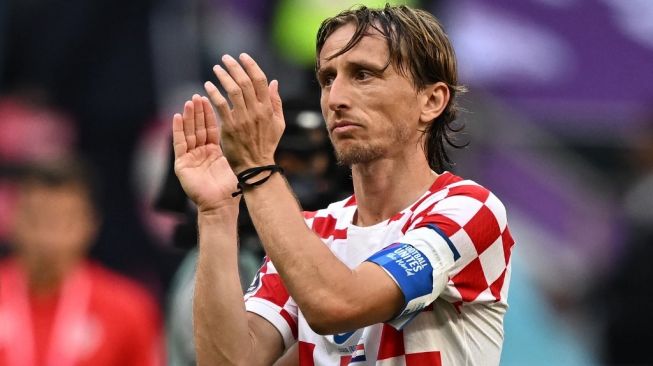 Gelandang Timnas Kroasia, Luka Modric memberikan aplaus pada suporter usai laga Piala Dunia 2022 kontra Maroko di Qatar, Rabu (23/11/2022). [MANAN VATSYAYANA / AFP]