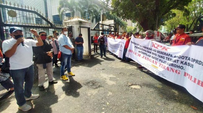 Massa Aksi Demo Minta Eks Anggota DPRD Sumut Terlibat Suap Gatot Ditangkap: 'KPK Jangan Tebang Pilih'