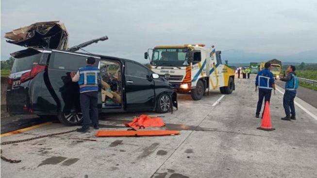 Kecelakaan Maut Alphard Tubruk Truk Trailer di Tol Semarang-Solo, Tiga Orang Tewas