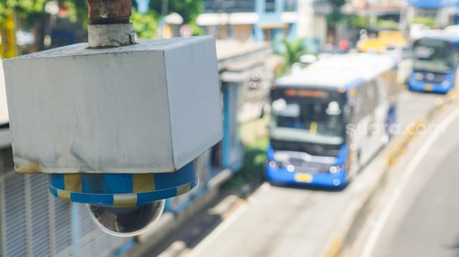 Kamera CCTV terpasang di Jembatan Penyeberangan Orang (JPO) di Kawasan Warung Jati, Jakarta Selatan, Kamis (24/11/2022). [Suara.com/Alfian Winanto]