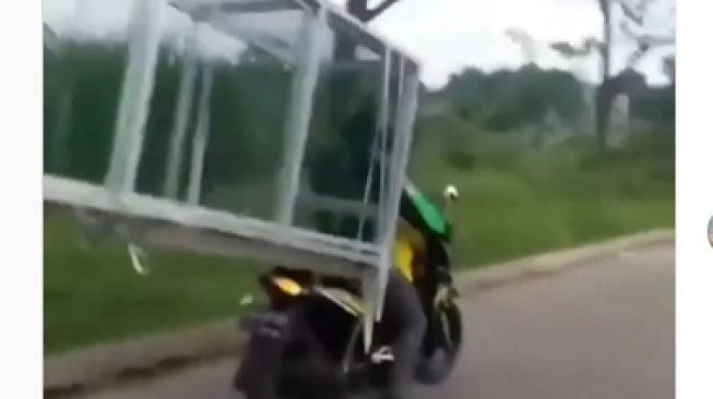 Di Luar Nalar, Driver Ojol Ini Bawa Orderan Tak Biasa