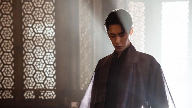 Kembali Dinantikan Penggemar Drakor, Ini 5 Foto Lee Jae Wook Di Alchemy ...