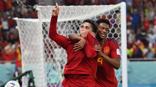 Gelandang Spanyol Gavi (Kiri) merayakan gol kelima timnya selama pertandingan sepak bola Grup E Piala Dunia 2022 antara Spanyol dan Kosta Rika di Stadion Al-Thumama di Doha, Qatar, Rabu (23/11/2022). [Glyn KIRK / AFP]