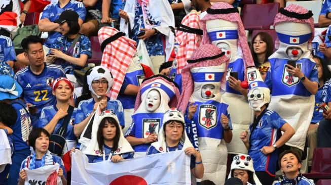 Suporter Jepang yang hadir di stadion kala menyaksikan laga Jepang vs Jerman (fifa.com)