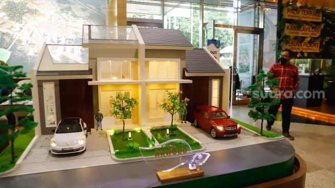 Pengunjung melihat maket rumah pada pameran Indonesia Properti Expo 2022 di JCC Senayan, Jakarta Pusat, Kamis (24/11/2022). [Suara.com/Alfian Winanto]