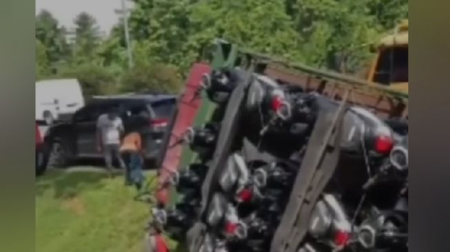 Alamak, Truk Angkut Sepeda Motor Baru Kecelakaan di Tol Belmera