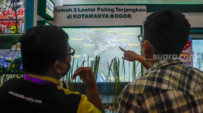 Pengunjung melihat maket rumah pada pameran Indonesia Properti Expo 2022 di JCC Senayan, Jakarta Pusat, Kamis (24/11/2022). [Suara.com/Alfian Winanto]