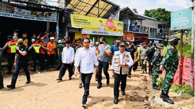 Presiden Jokowi Lakukan Kunjungan Kedua ke Cianjur untuk Tinjau Pusat Gempa Cugenang