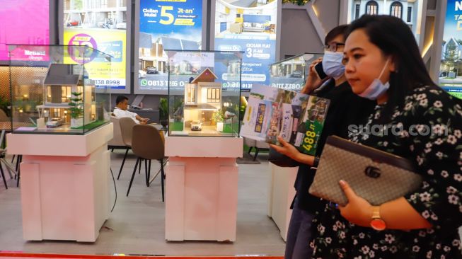 Pengunjung melihat maket rumah pada pameran Indonesia Properti Expo 2022 di JCC Senayan, Jakarta Pusat, Kamis (24/11/2022). [Suara.com/Alfian Winanto]