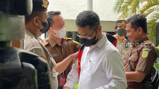 AKP Irfan Widyanto, terdakwa obstruction of justice saat menjalani sidang lanjutan di PN Jaksel. (Suara.com/Sandy Mulyadi)