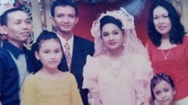 Foto Lawas Ayu Ting Ting dan Keluarga (instagram/@mom_ayting92_)