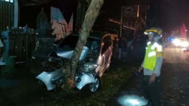 Perbaiki Ban Motor Pecah, Made Sukadana Tertabrak Xenia Hingga Terpental Dan Tewas