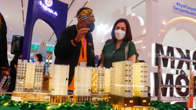 Pengunjung melihat maket rumah pada pameran Indonesia Properti Expo 2022 di JCC Senayan, Jakarta Pusat, Kamis (24/11/2022). [Suara.com/Alfian Winanto]