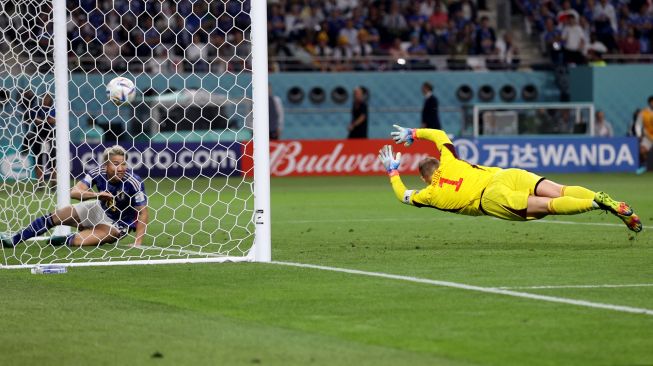 Kiper Jerman Manuel Neuer (kanan) kebobolan saat pertandingan sepak bola Grup E Piala Dunia 2022 antara Jerman dan Jepang di Stadion Internasional Khalifa di Doha, Qatar, Rabu (23/11/2022). [ADRIAN DENNIS / AFP]